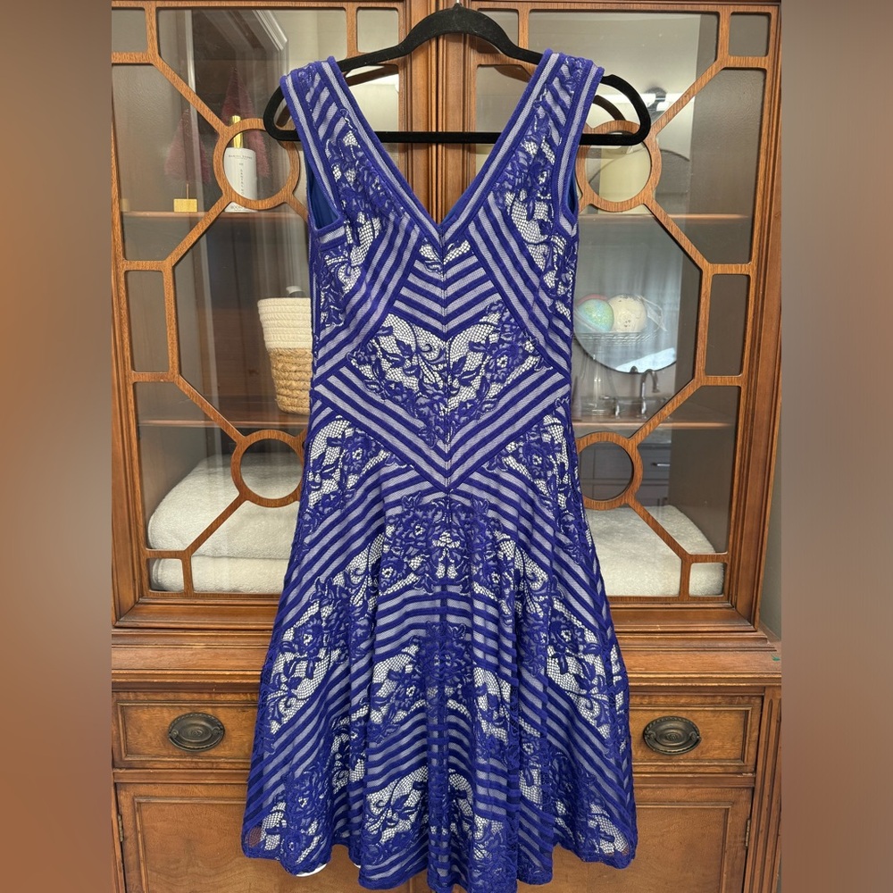 TADASHI SHOJI  royal blue V-neck lace midi formal evening dress size 4 - Picture 7 of 13